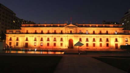   Iluminan La Moneda por por los niños con cáncer 