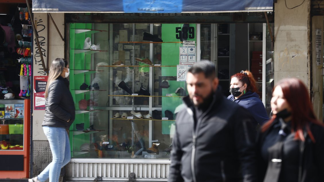 Producción industrial y actividad comercial volvieron a caer en agosto