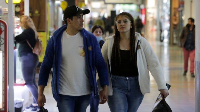 Chile inicia su apertura generalizada con más de 15 mil casos activos y una positividad de 8,4%