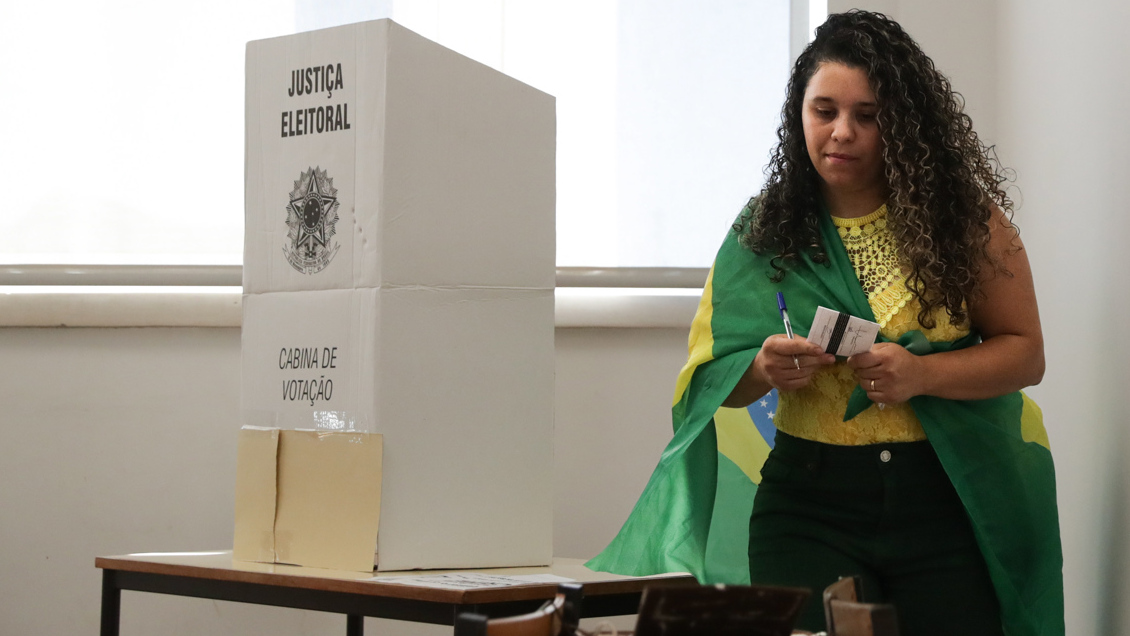 Abren los colegios electorales en Brasil para las presidenciales