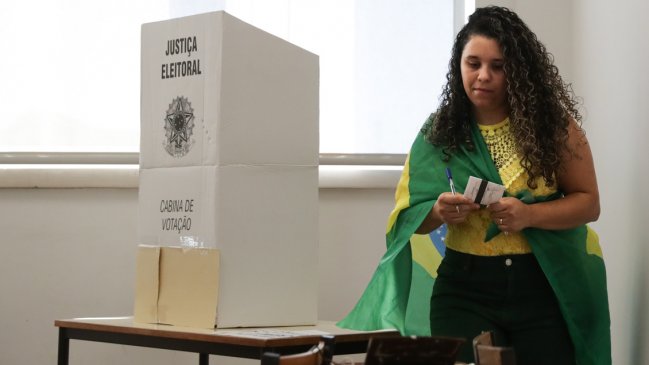 Abren los colegios electorales en Brasil para las presidenciales