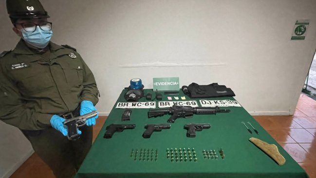 Hombre huyó de control vehicular hacia una cabaña en que se encontraron armas, municiones y drogas