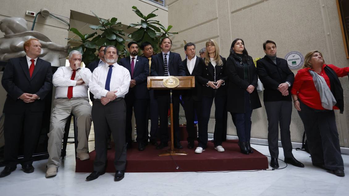 Se enreda el diálogo constitucional: Parlamentarios republicanos, PDG, RN y DC crean 