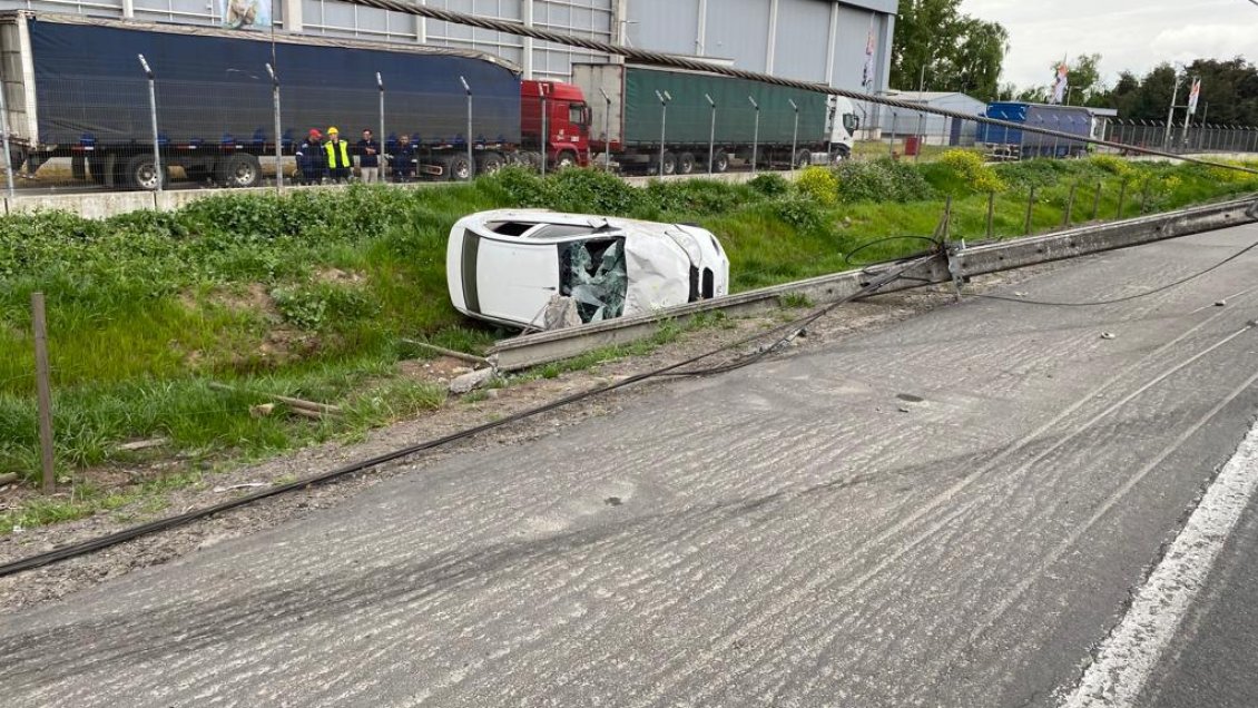 Sujeto volcó vehículo robado y con droga en su interior en Sagrada Familia