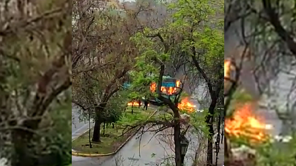 Violentistas prendieron fuego a una micro frente al Liceo de Aplicación