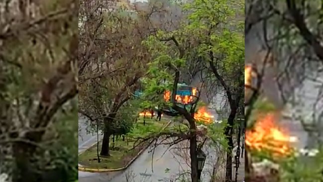 Violentistas prendieron fuego a una micro frente al Liceo de Aplicación