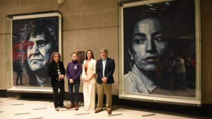 Retratos de Anita Tijoux y Roberto Márquez hechos con jeans llegaron al Metro Plaza Egaña