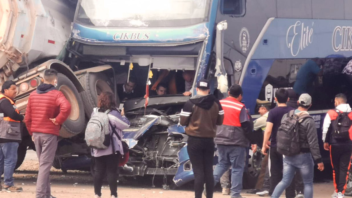 Varios lesionados dejó choque entre bus y un camión en ruta hacia Iquique
