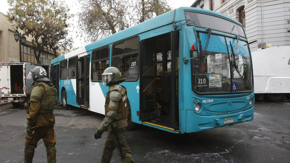 Gobierno querelló a tres alumnos del Liceo de Aplicación por quema de una micro