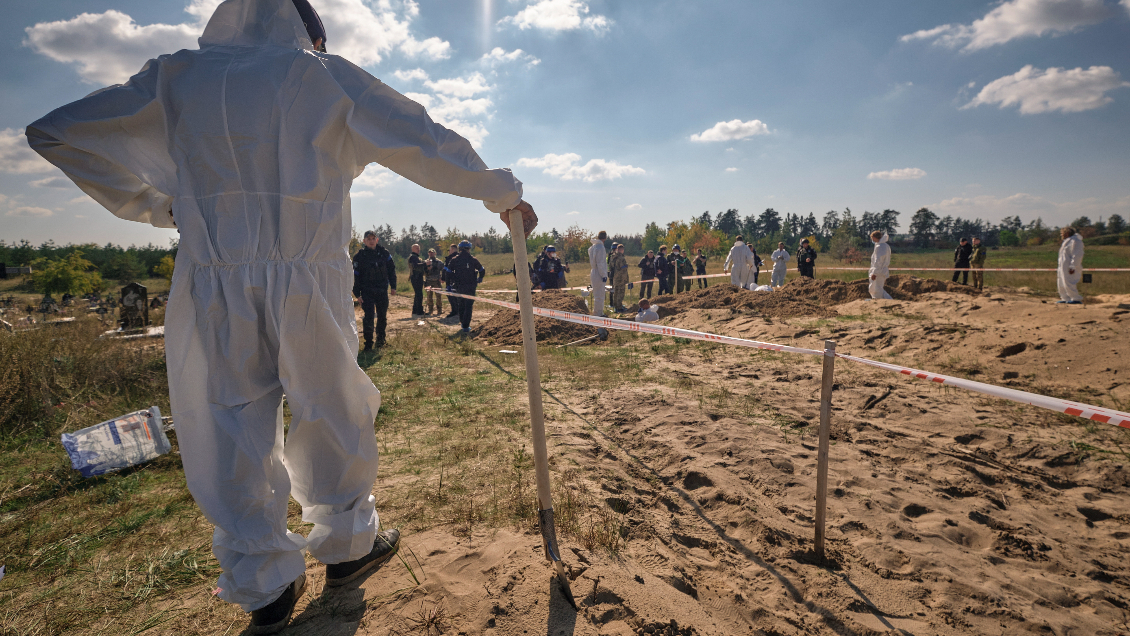 Hallan fosa común con 180 cadáveres en la ciudad ucraniana de Limán, liberada de los rusos