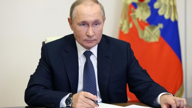 Putin cumple 70 años en su momento más bajo