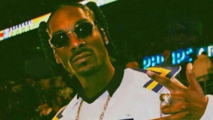   Albo adicto: Snoop Dogg sorprende posando con la camista de Colo Colo 