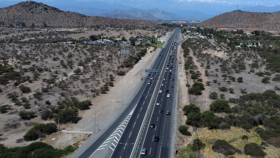 Fin de semana largo: Ya han salido 207 mil vehículos de Santiago de los 420 mil proyectados