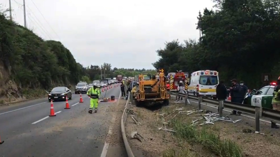 Camión circense volcó en la Ruta 5 Sur: Conductor murió y copiloto está en riesgo vital