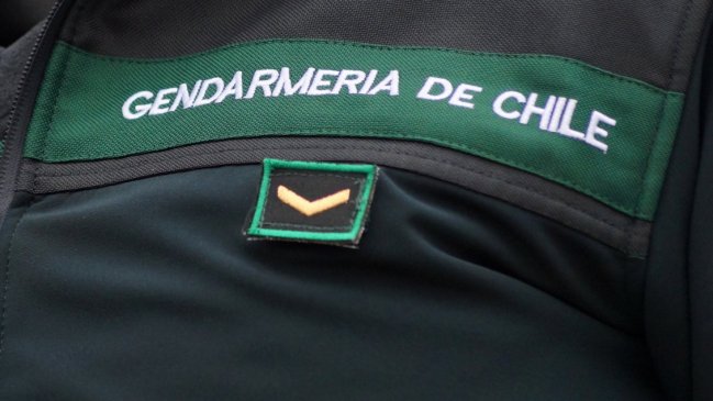 Detienen a funcionaria de Gendarmería por vinculación con venta de vehículos adulterados