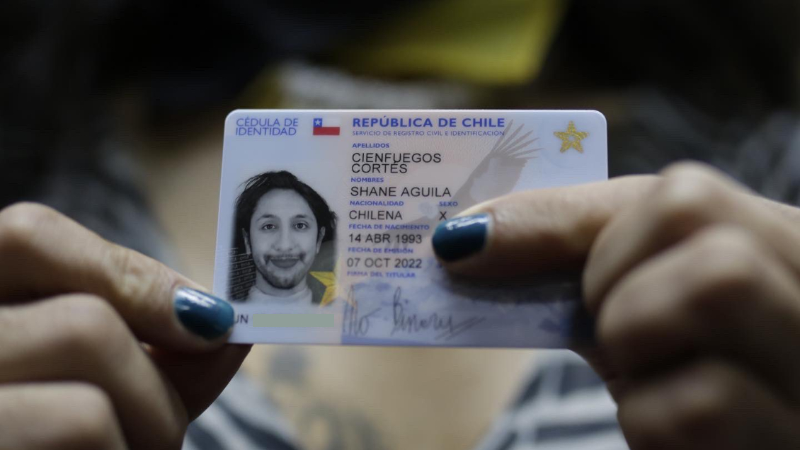 Registro Civil entregó la primera cédula de identidad no binaria en Chile