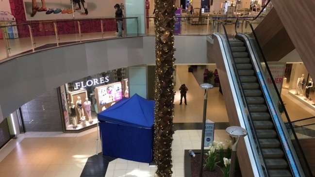  Hombre murió tras lanzarse al vacío en mall: cayó sobre una mujer que quedó grave  