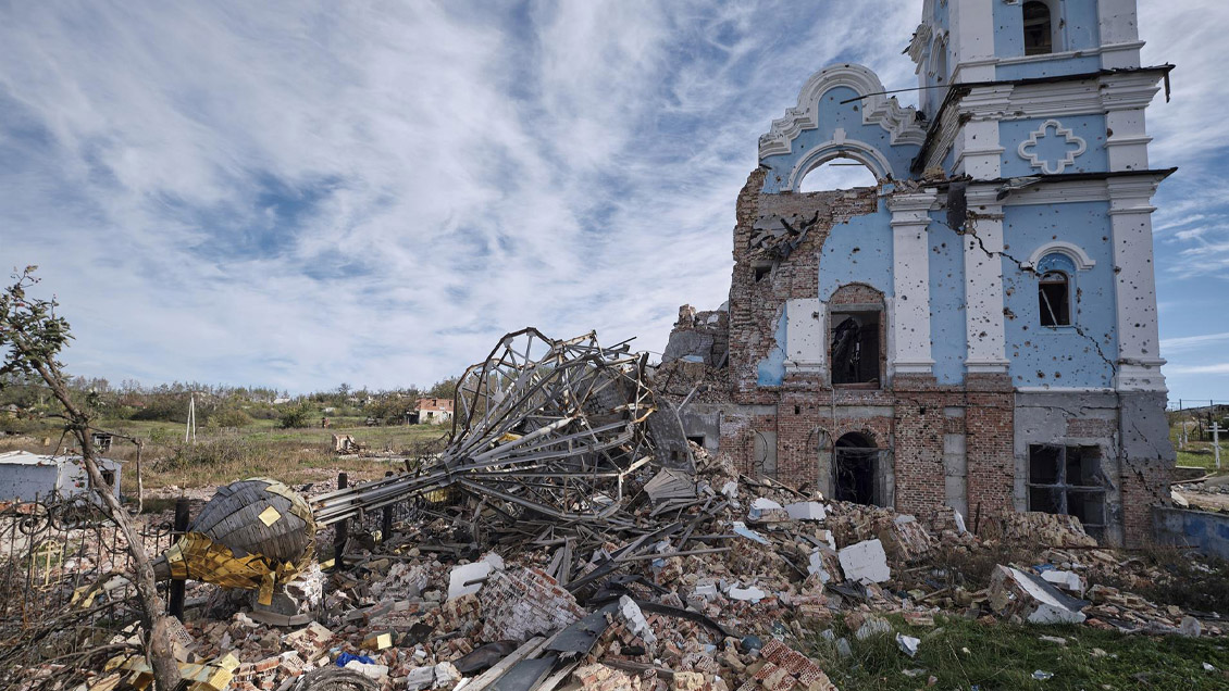 Ucranianos encuentran otros 12 cuerpos de civiles tras liberar poblaciones