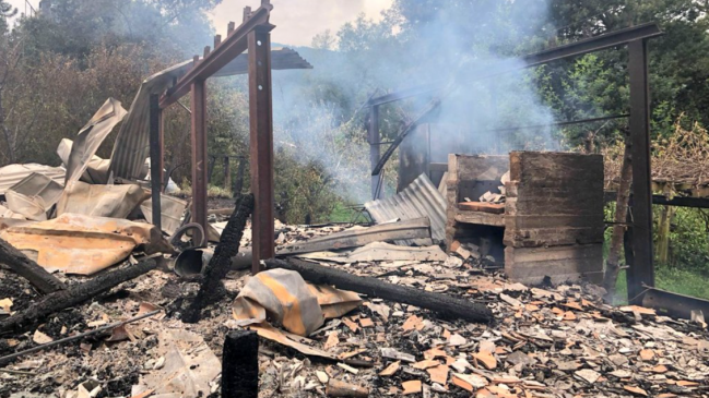 Fuego destruyó tres viviendas en Contulmo: Se indaga presunto ataque incendiario