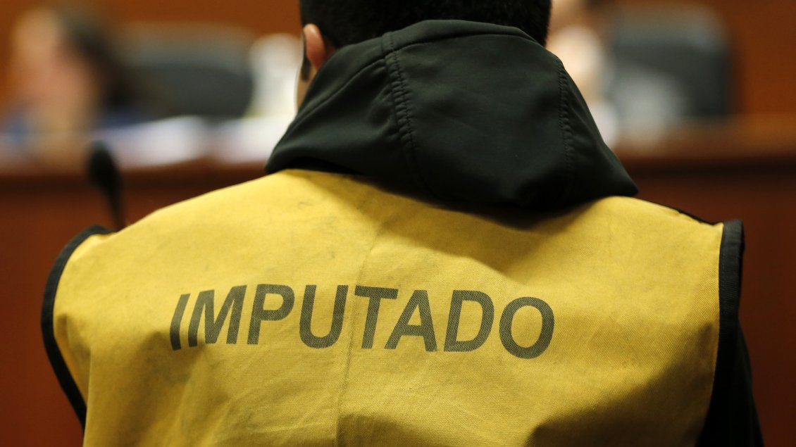 Prisión preventiva para sujeto que resguardaba arsenal de guerra en Estación Central