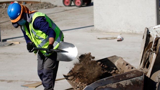 Economista David Bravo proyectó caída de empleos en un año debido a la desaceleración