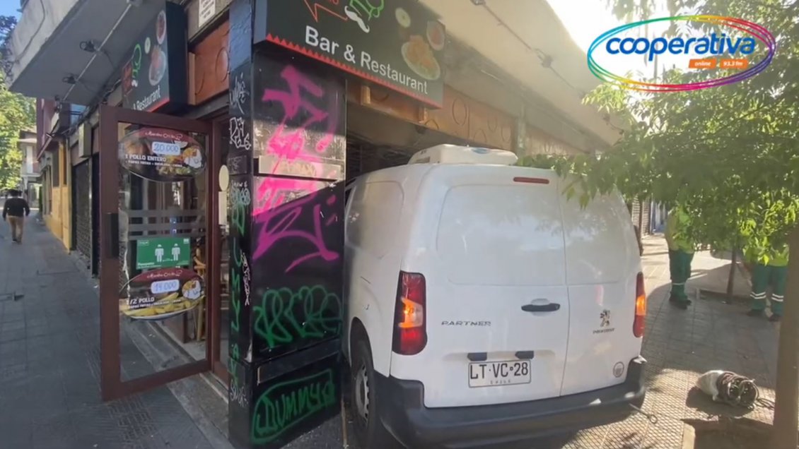 Camioneta fue chocada y terminó incrustada en restaurante de Santiago