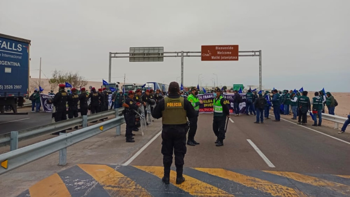 Trabajadores en huelga bloquearon el paso fronterizo entre Perú y Chile