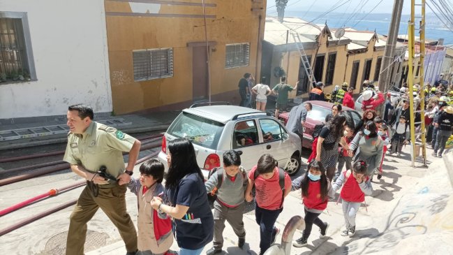 Incendio afectó a tres viviendas en el cerro Alegre de Valparaíso: 30 niños de un jardín fueron evacuados