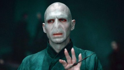   Ralph Fiennes defiende a J.K. Rowling de los comentarios de fanáticos en su contra 