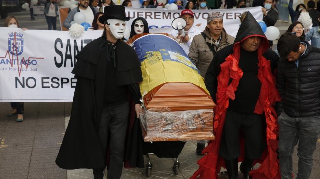 De sepultureros: Locatarios y vecinos de Santiago protestaron en Paseo Ahumada contra la delincuencia