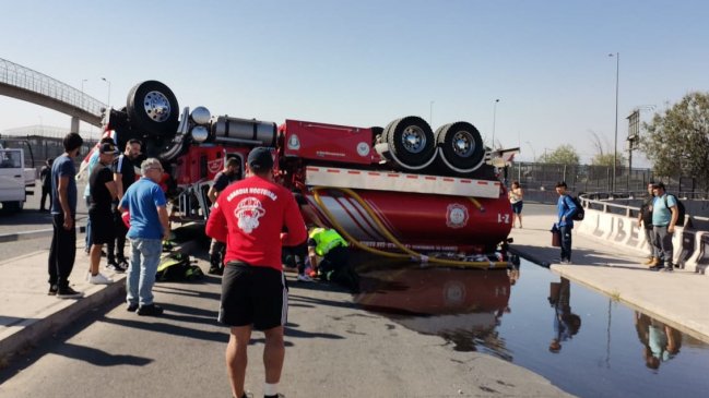 Camión aljibe de Bomberos volcó cuando acudía a incendio en La Pintana