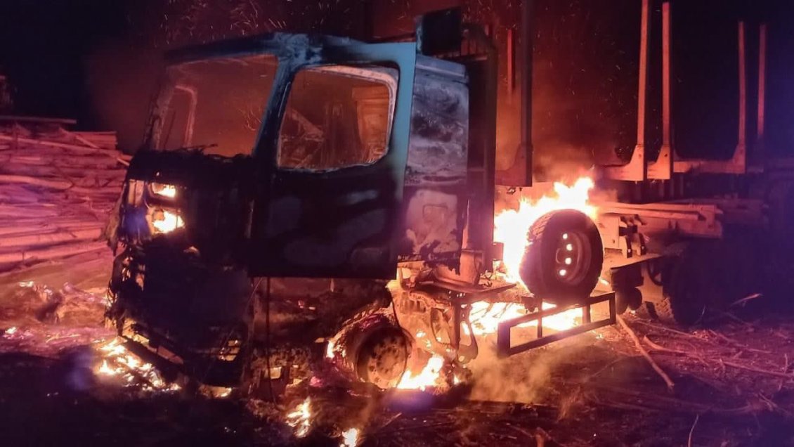 Ataque incendiario dejó tres camiones y una grúa quemados en Mulchén