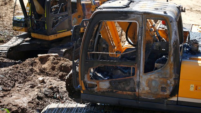 Ataque incendiario en Padre Las Casas: Carabineros investiga quema de retroexcavadora