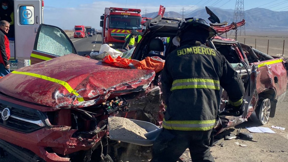 Mejillones: Colisión de camioneta y camión dejó tres lesionados