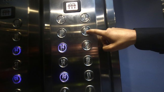 Ascensor cayó 16 pisos en Santiago Centro: Tenía capacidad para cuatro personas y se subieron ocho
