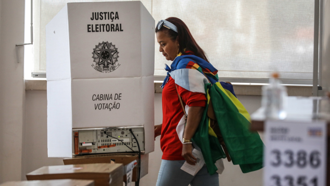 Abren los colegios electorales para la segunda vuelta presidencial en Brasil