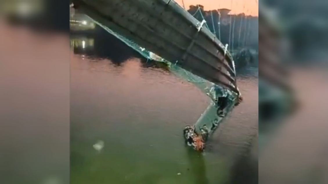 Colapso de un puente en la India dejó más de 60 muertos y una veintena de heridos