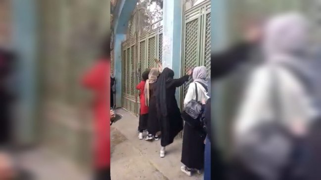  Talibanes impiden la entrada de mujeres a universidad por el uso de la burka  