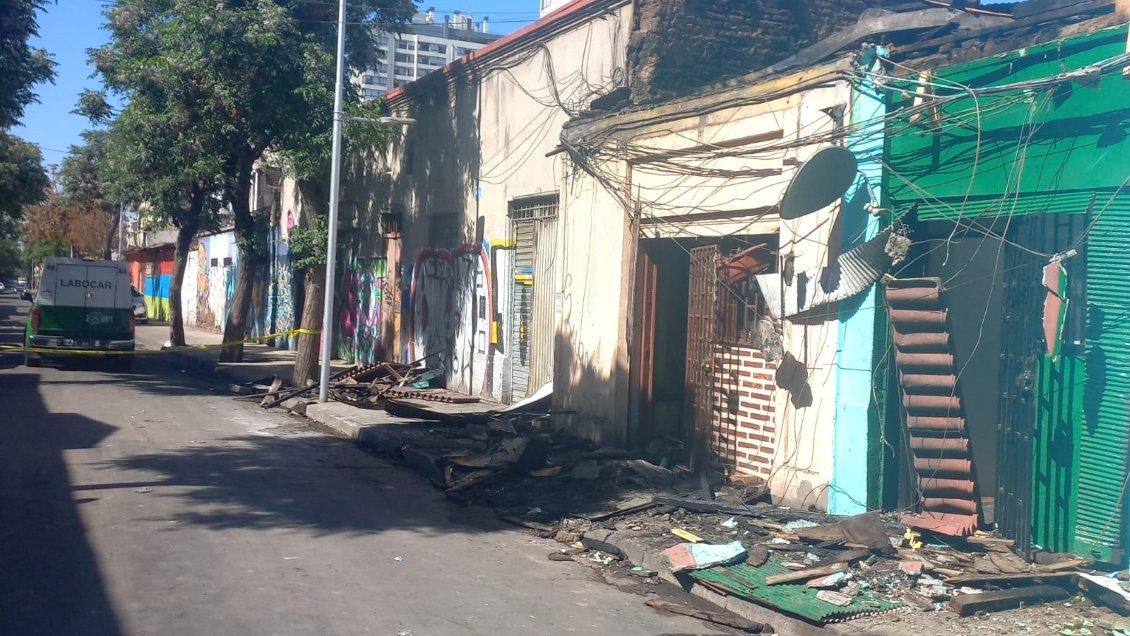 Incendio en un cité del centro de Santiago dejó a una persona fallecida y 11 viviendas destruidas