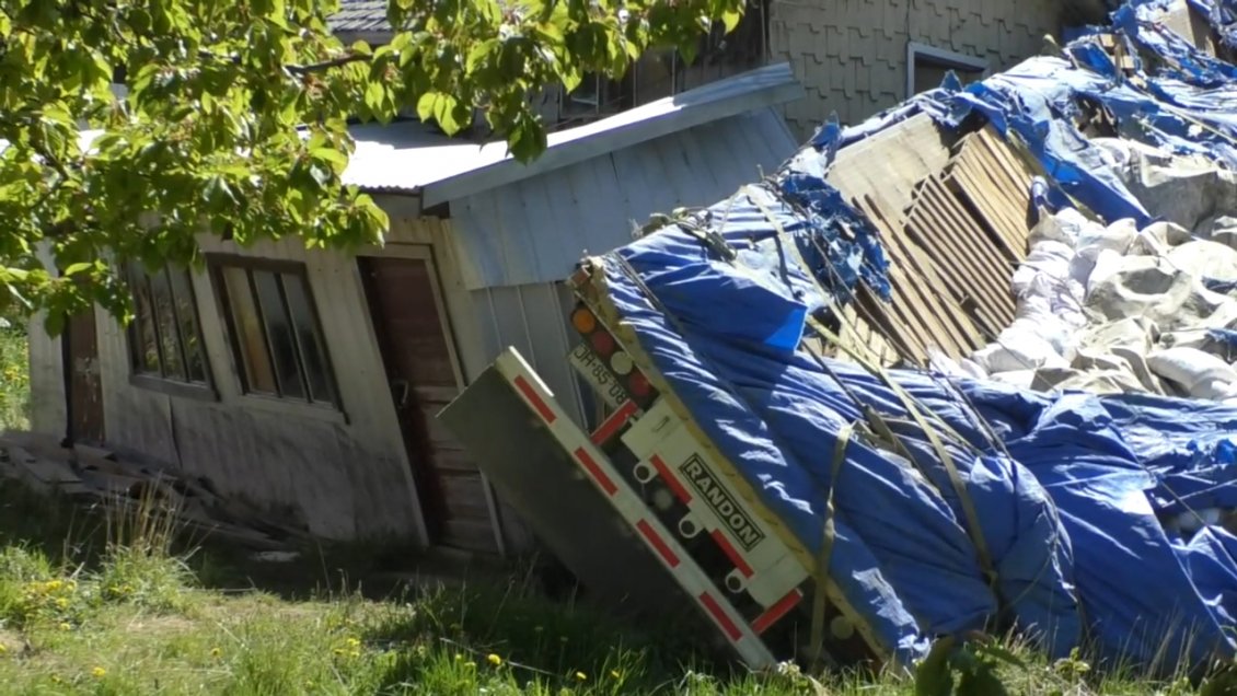 Camión volcó en la Carretera Austral e impactó sede de trabajadoras