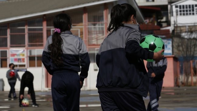   Proyecto UDI exige dar prioridad a escolares chilenos ante 