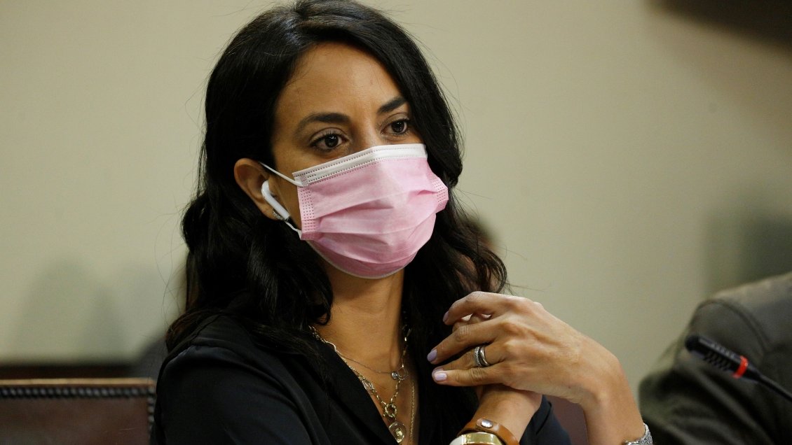 Extenso viaje de senadora Núñez fuera del país abre debate sobre cambio en legislación