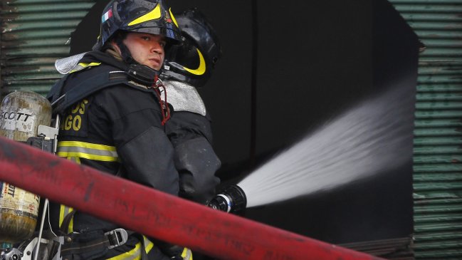 Incendio afectó a diversos locales comerciales en San Fernando