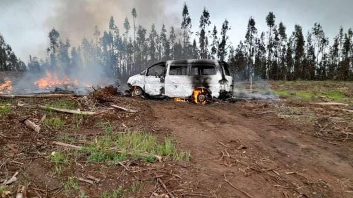 Ataque incendiario en sector rural de Los Sauces dejó al menos seis vehículos y maquinaria quemados