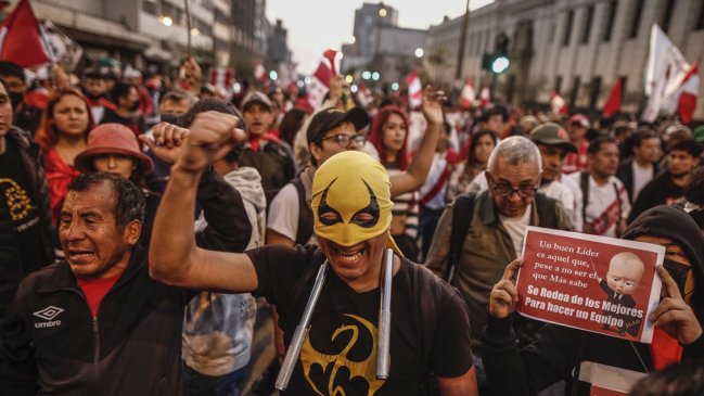 Miles de peruanos marcharon contra el Gobierno y piden la renuncia de Castillo