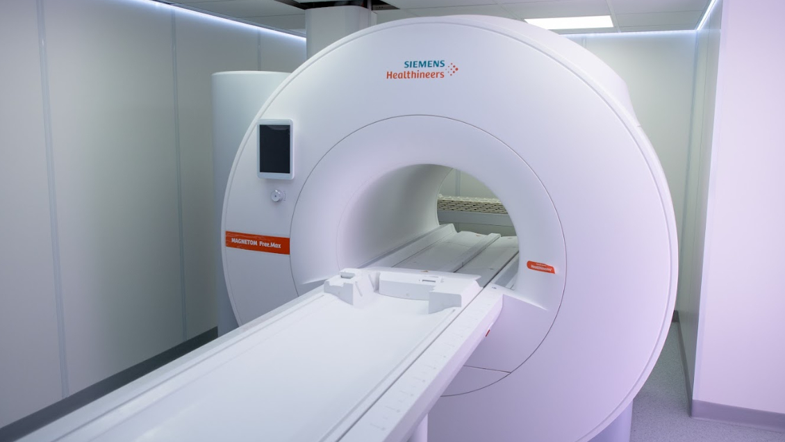 Científicos chilenos buscan hacer imágenes médicas de alta resolución con resonador magnético de bajo campo e IA