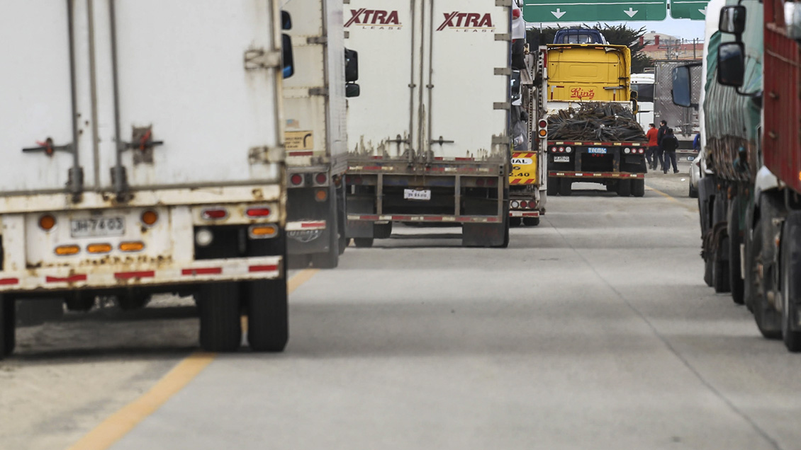 Delincuentes robaron camión con 18 toneladas de salmón: Chofer fue abandonado en maletero de un auto