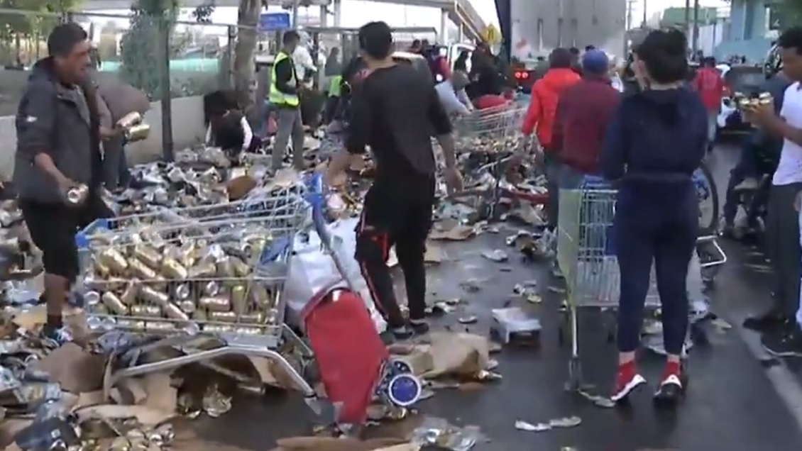 Camión con cervezas perdió su carga y personas se llevaron cientos de latas en Lo Valledor