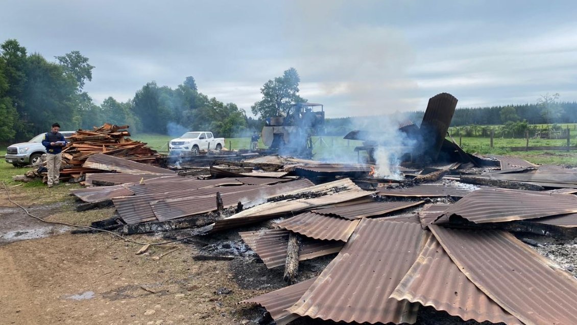 Atentado incendiario en Lautaro: Casa, dos bodegas, camión y maquinaria resultaron destruidas