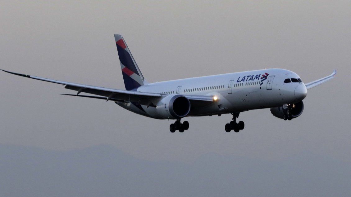 Sindicato de pilotos y Latam Airlines extienden negociaciones por cinco días